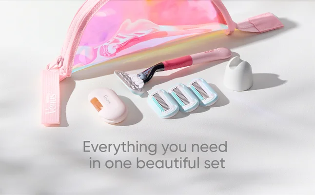 The Venus Pro Smooth Sensitive Set: Pro Smooth Sensitive razor, 4 blades, shower hanger, blade cover and cosmetic bag